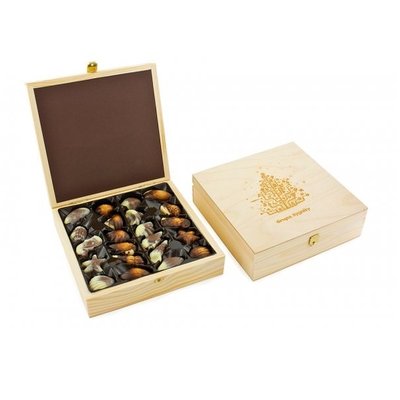 Engraving Woode Box with delicious Belgian Chocolates, www.ontimeprint.co.uk
